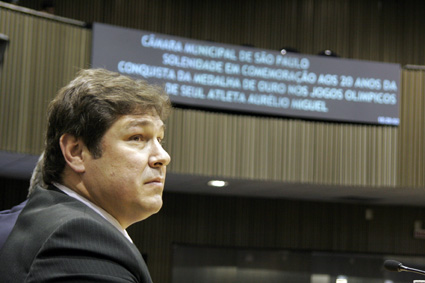 Vereador e medalhista olímpico Aurélio Miguel recebe homenagem da Câmara